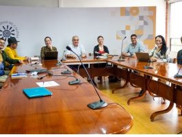 Personas reunidas en una mesa redonda