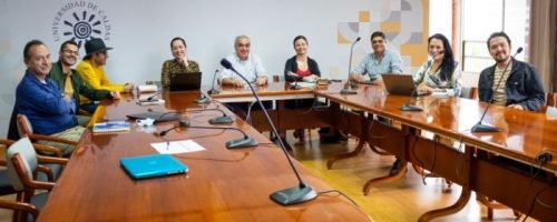 Personas reunidas en una mesa redonda