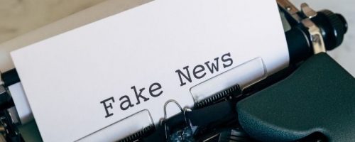 Imagen que muestra una máquina de escribir con una hoja que dice Fake news
