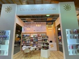 Imagen que muestra el estand de la Universidad de Caldas en la feria del libro