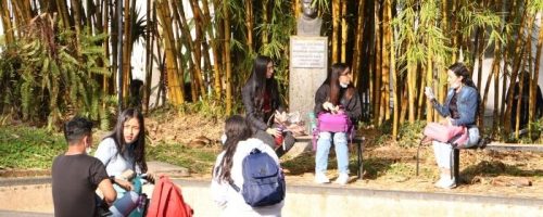 Estudiantes em día soleado en la sede central de la Universidad de Caldas