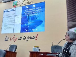 Se muestra una presentación en una pantalla en pared por la rectora encargada de UCaldas