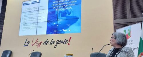 Se muestra una presentación en una pantalla en pared por la rectora encargada de UCaldas