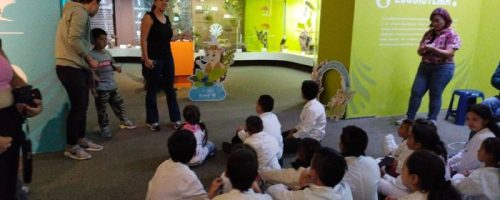 Personas y niños en el museo de la Universidad de Caldas
