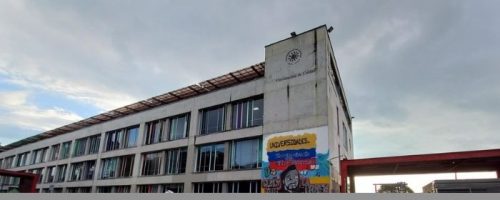 Imagen que muestra el edificio central de la Universidad de Caldas con el texto de elección de decanos