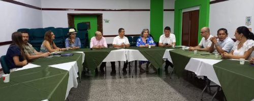 Mesa de reunión de los directivos de la Universidad de Caldas con personas de Honda tolima