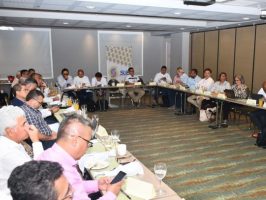 Personas en mesa de ministerio de edución en una reunión