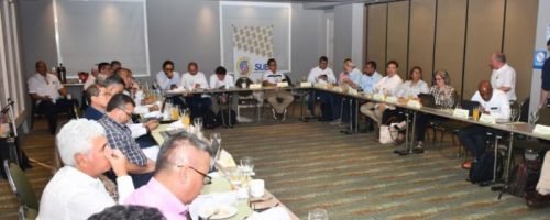 Personas en mesa de ministerio de edución en una reunión