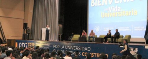Personas en el auditorio Huberto gallego