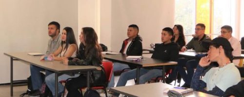 Profesor dictando clases a los estudiantes