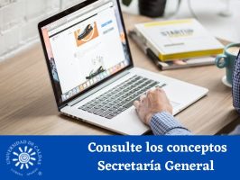 Persona viendo un computador portátil