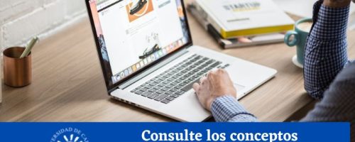 Persona viendo un computador portátil