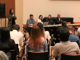 Personas reunidas en el auditorio del salmona