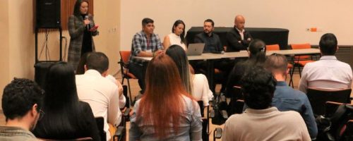 Personas reunidas en el auditorio del salmona