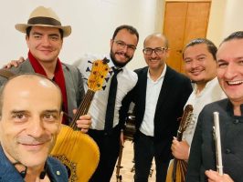 personas sonrriendo con instrumentos musicales en sus manos