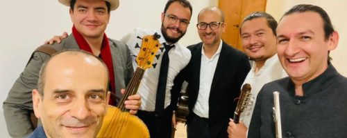 personas sonrriendo con instrumentos musicales en sus manos
