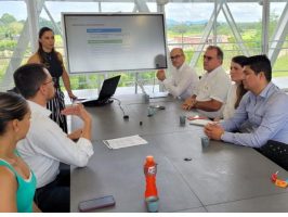 Personas administrativo reunido en La Dorada