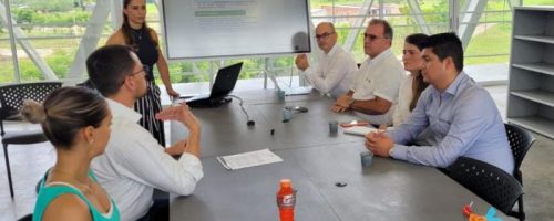 Personas administrativo reunido en La Dorada