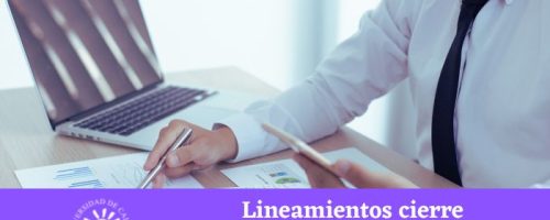 Personal en escritorio, escribiendo en una hoja y al fondo una portátil. Además dice acerca de los lineamientos a seguir