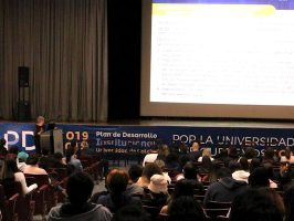Rectora encargada en el teatro 8 de junio de la Universidad de Caldas