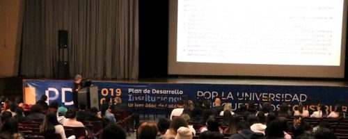 Rectora encargada en el teatro 8 de junio de la Universidad de Caldas