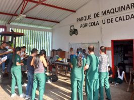 Personas reunidas en un taller agrícola