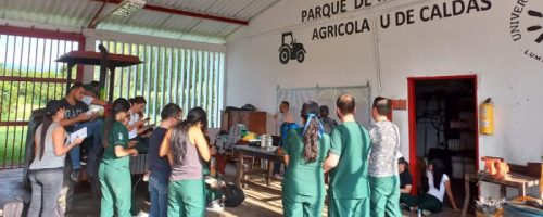 Personas reunidas en un taller agrícola