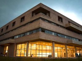 Centro cultural rogelio salmona en la noche