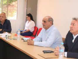 Personas admistrativas reunidas en sala de juntas
