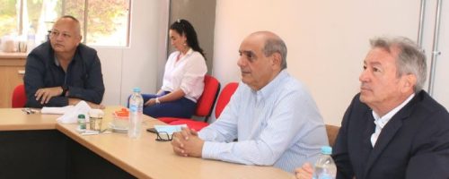 Personas admistrativas reunidas en sala de juntas