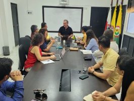 Administrativos reunidos en La Dorada