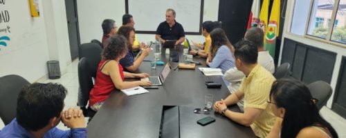 Administrativos reunidos en La Dorada