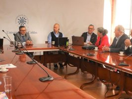 Administrativos reunidos en sala de consejos Universidad de Caldas