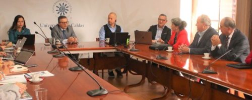 Administrativos reunidos en sala de consejos Universidad de Caldas