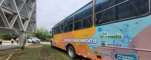 Bus parqueado en Magdalena centro La Dorada