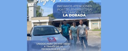 Personas de telesalud junto a un carro blanco
