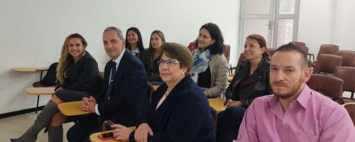 Personas reunidas en un salón