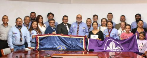 Grupo de scouts con el Rector e integrantes del grupo Scout de la U de Caldas