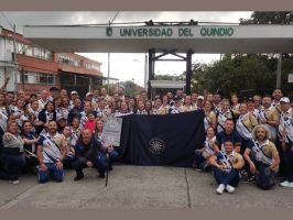 Son 135 deportistas entre administrativos y docentes integrantes de Sintraunicol afuera de la Universidad del Quindío con la bandera de la Universidad de Caldas y un uniforme representativo