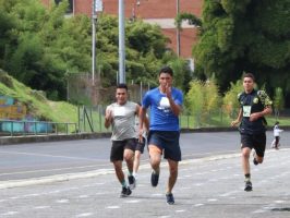 Tres estudiantes corriendo