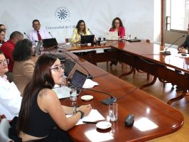 personas reunidas para la aprobación de la reclasificación salarial.