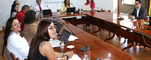 personas reunidas para la aprobación de la reclasificación salarial.