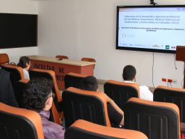 profesor enseña a estudiantes