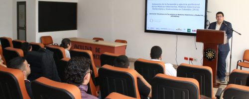 profesor enseña a estudiantes