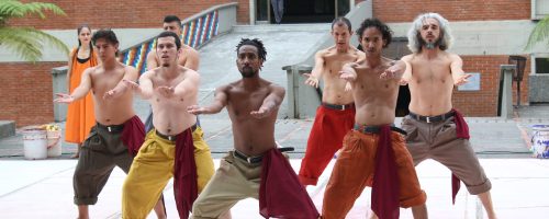 Siete hombres haciendo una representación